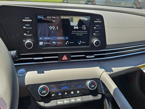 New 2025 Hyundai Elantra Hybrid FWD image 18
