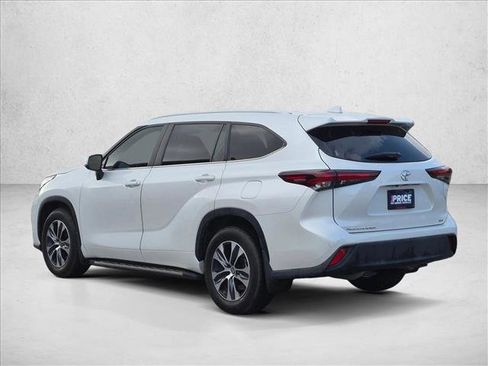 Used 2024 Toyota Highlander XLE FWD image 7