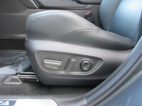 Used 2024 Toyota Venza XLE image 31