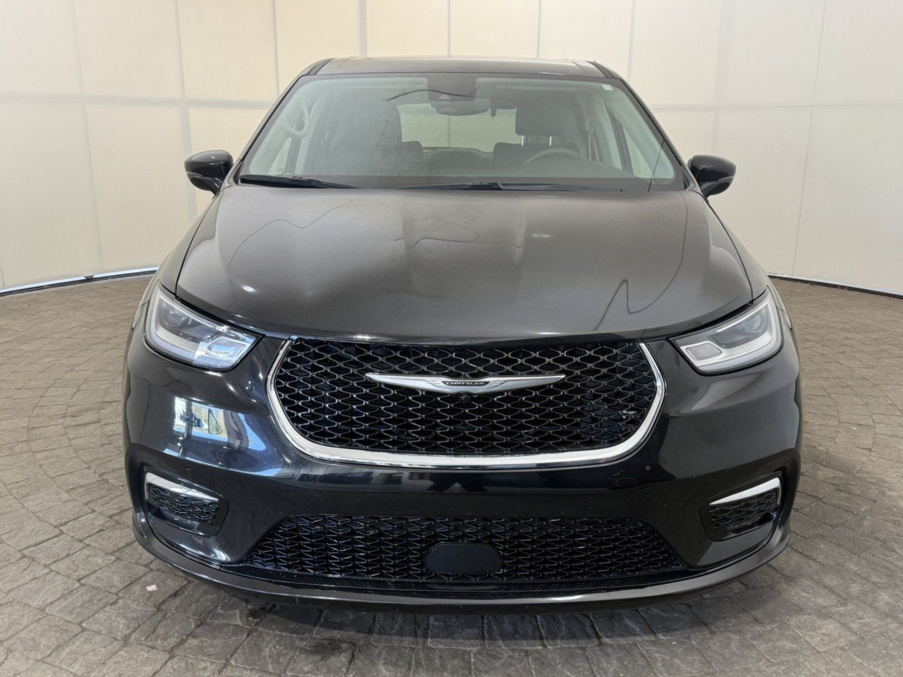 Used 2024 Chrysler Pacifica Touring-L FWD image 2