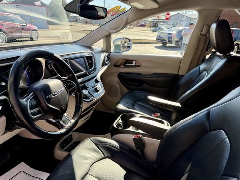 Used 2019 Chrysler Pacifica Touring-L FWD image 10