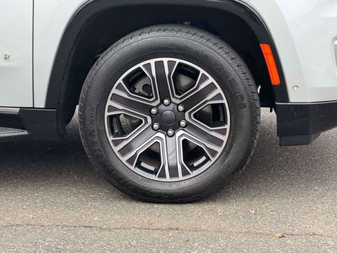 Used 2024 Jeep Wagoneer Series II w/ Flexible Seating Group image 5