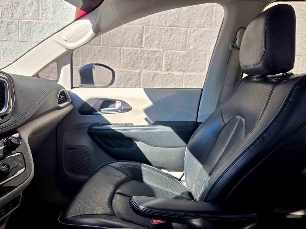 Used 2017 Chrysler Pacifica Limited FWD image 34
