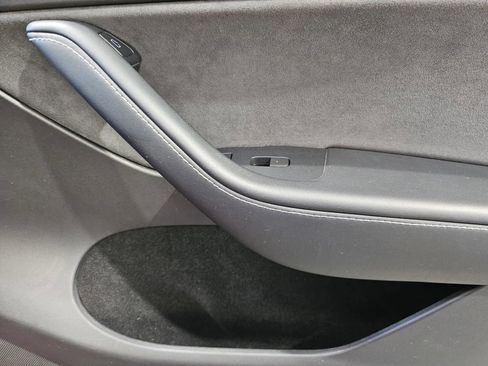 Used 2022 Tesla Model Y Long Range AWD/4WD image 6