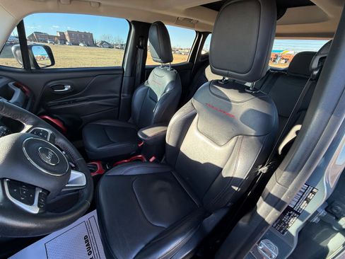 Used 2016 Jeep Renegade Trailhawk w/ Premium Trailhawk Package image 10