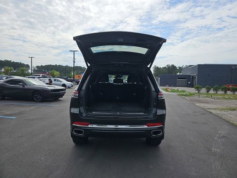 Used 2023 Jeep Grand Cherokee Overland w/ Luxury Tech Group IV AWD/4WD image 14