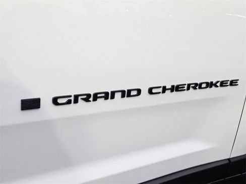 New 2025 Jeep Grand Cherokee Altitude image 32