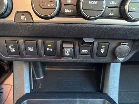 Used 2022 Toyota Tacoma Limited image 29