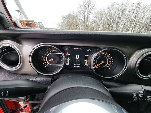 Used 2018 Jeep Wrangler Unlimited Sahara image 16