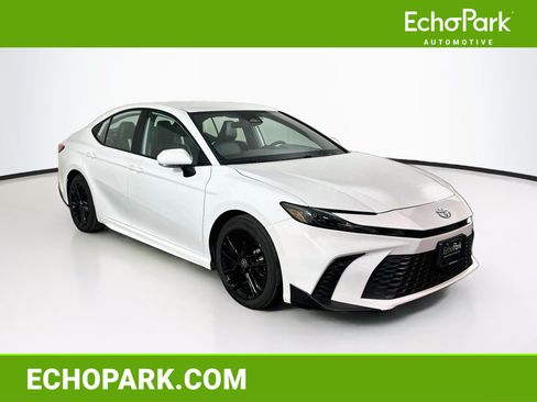 Used 2025 Toyota Camry SE FWD image 1