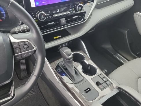 Used 2023 Toyota Highlander Platinum FWD image 32