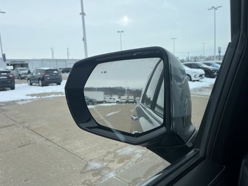 Used 2023 GMC Yukon XL SLT image 57