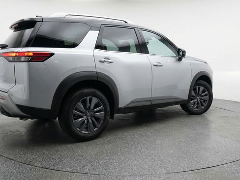 Used 2025 Nissan Pathfinder SV image 9