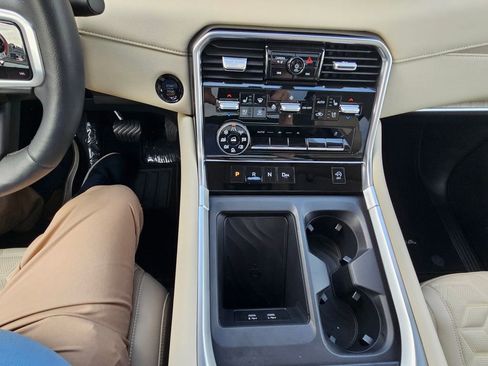 Used 2025 Nissan Armada Platinum image 33