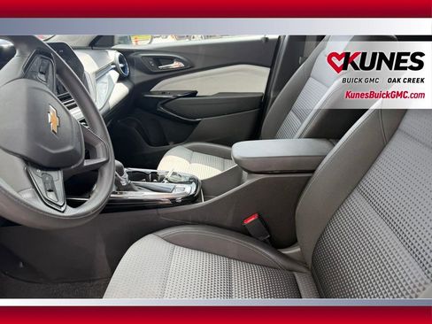 Used 2025 Chevrolet Trax LT FWD image 5