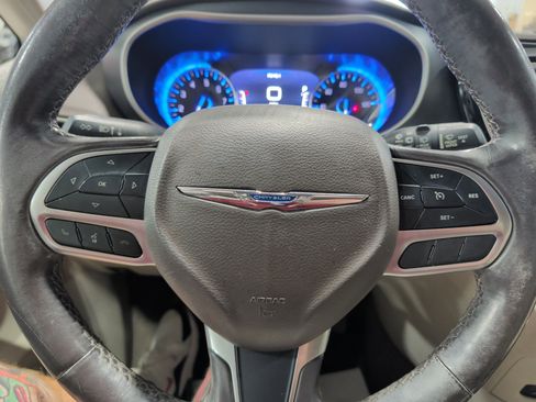 Used 2020 Chrysler Pacifica Touring-L Plus FWD image 11