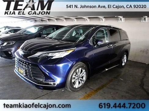 Used 2024 Toyota Sienna Limited image 1