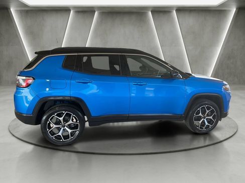 Used 2025 Jeep Compass Limited AWD/4WD image 3