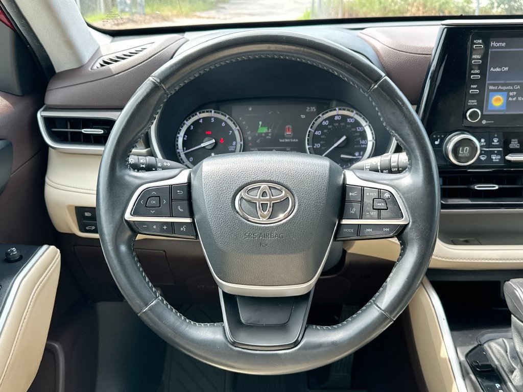 Used 2022 Toyota Highlander XLE FWD image 18