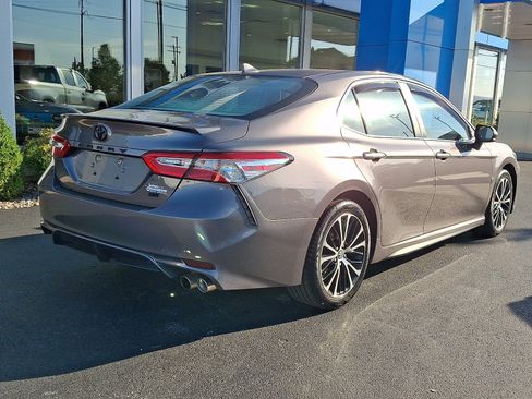 Used 2020 Toyota Camry SE w/ Blackout Package FWD image 6