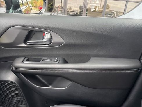 New 2026 Chrysler Pacifica Select image 26