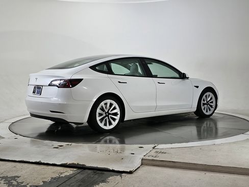Used 2021 Tesla Model 3 Standard Range Plus image 3