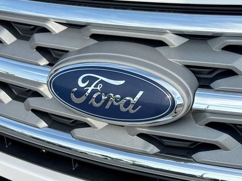 Used 2018 Ford Explorer XLT w/ XLT Technology Feature Bundle FWD image 11