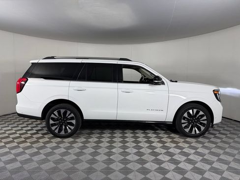 Used 2025 Ford Expedition Platinum w/ Driver's Package AWD/4WD image 4