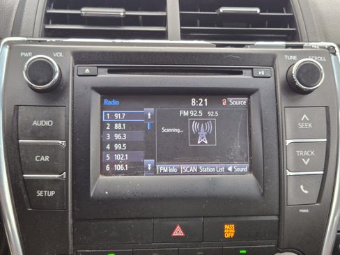 Used 2015 Toyota Camry SE FWD image 13