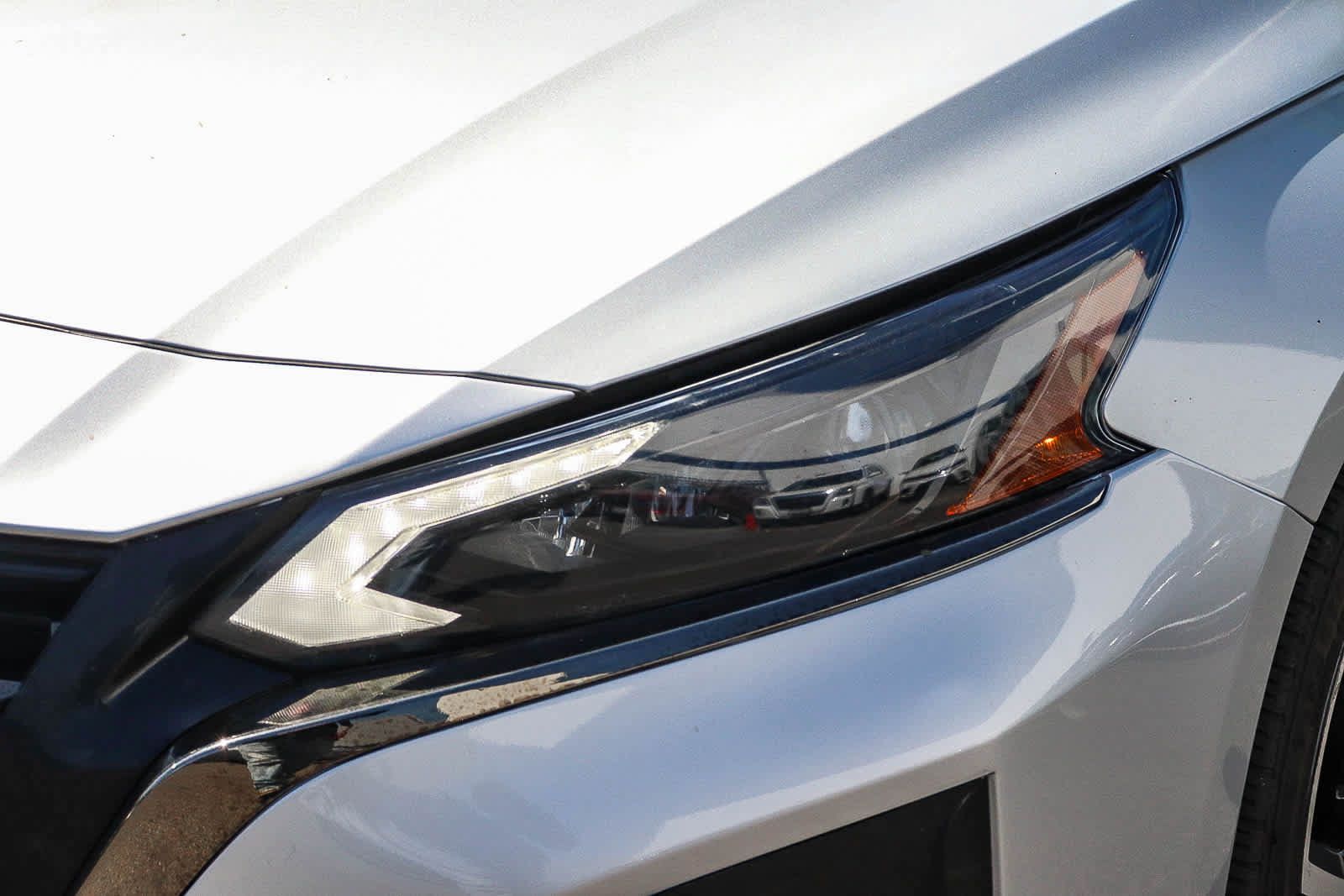 Used 2024 Nissan Altima 2.5 SR FWD image 2