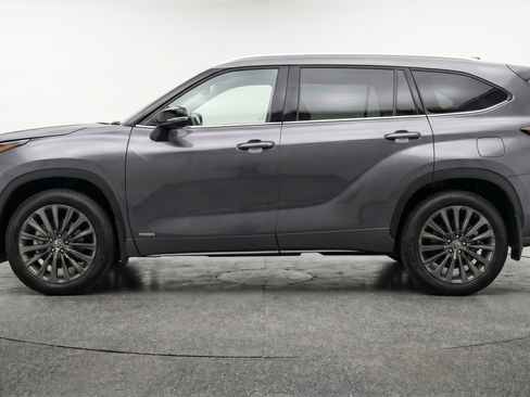 Used 2025 Toyota Highlander XSE AWD/4WD image 5