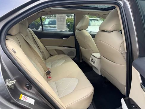 Used 2018 Toyota Camry XLE FWD image 16