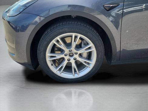 Used 2023 Tesla Model Y Long Range AWD/4WD image 30