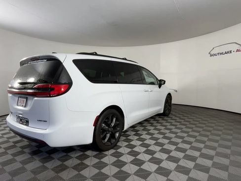 Used 2025 Chrysler Pacifica Limited FWD image 9