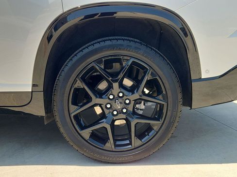 Used 2024 Chevrolet Traverse RS FWD image 33