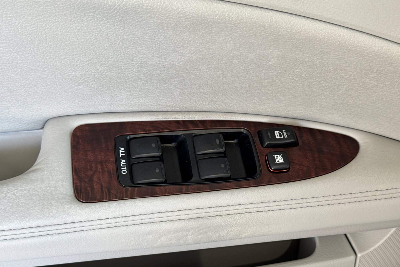Used 2012 Toyota Avalon FWD image 13