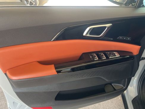 Certified 2024 Kia Carnival SX image 7