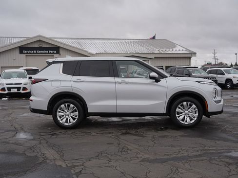 New 2026 Mitsubishi Outlander ES image 2