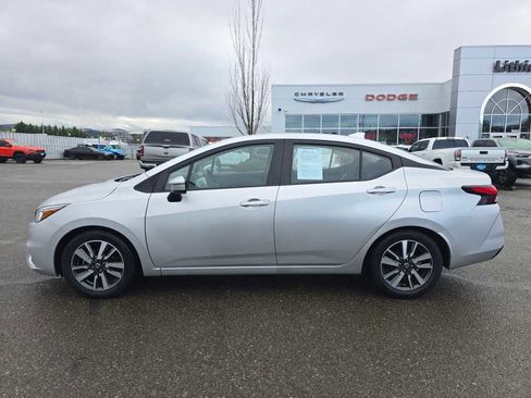 Used 2021 Nissan Versa SV image 2