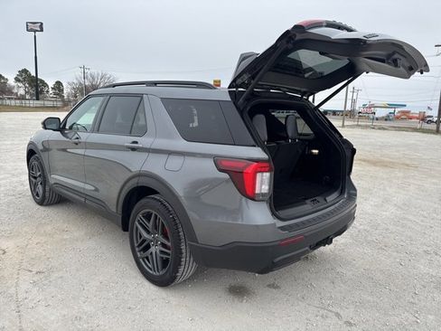 Used 2025 Ford Explorer ST-Line w/ ST-Line Street Pack image 4