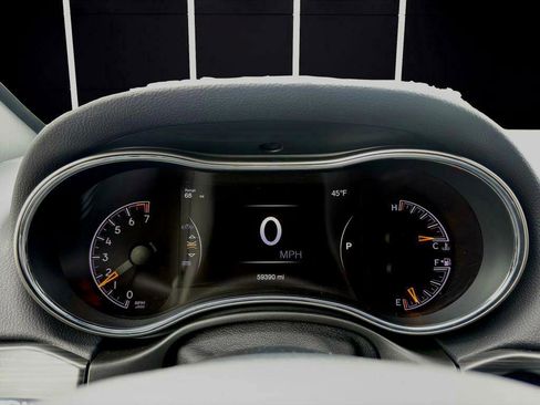 Used 2021 Jeep Grand Cherokee Laredo image 17