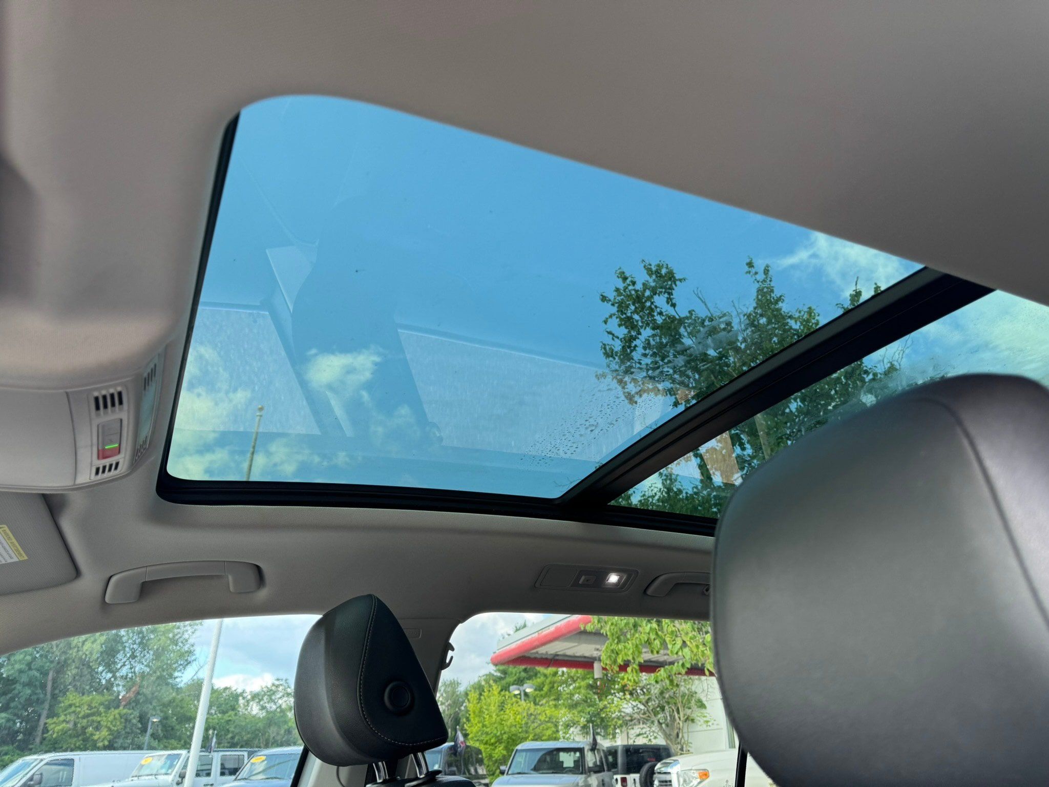 Used 2020 Volkswagen Tiguan SE w/ Panoramic Sunroof Package FWD image 22