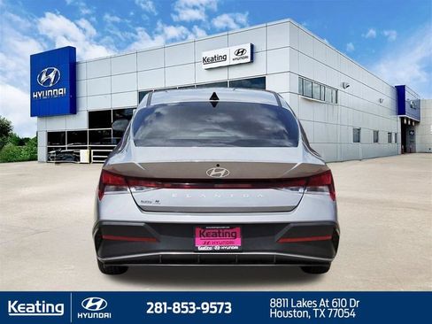 Certified 2025 Hyundai Elantra SE FWD image 6