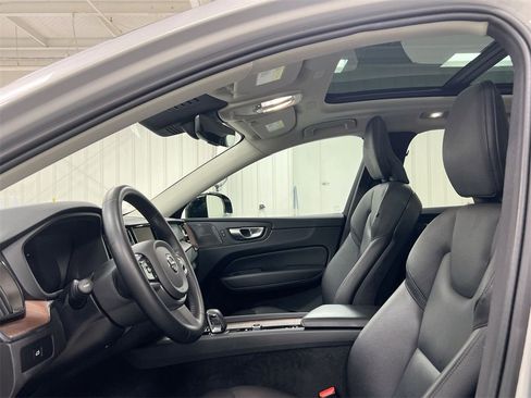 Used 2024 Volvo XC60 B5 Plus image 19