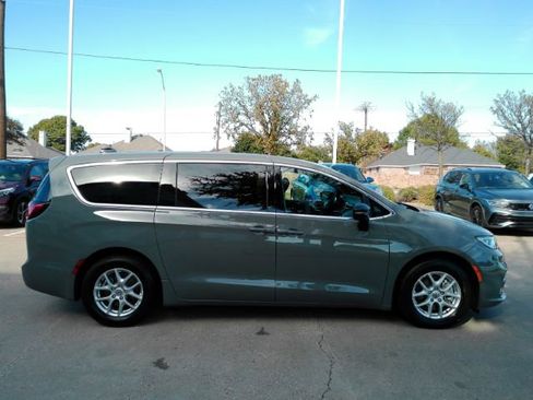 Used 2025 Chrysler Pacifica Select image 5