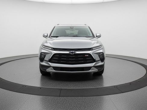 Used 2025 Chevrolet Blazer LT FWD image 2