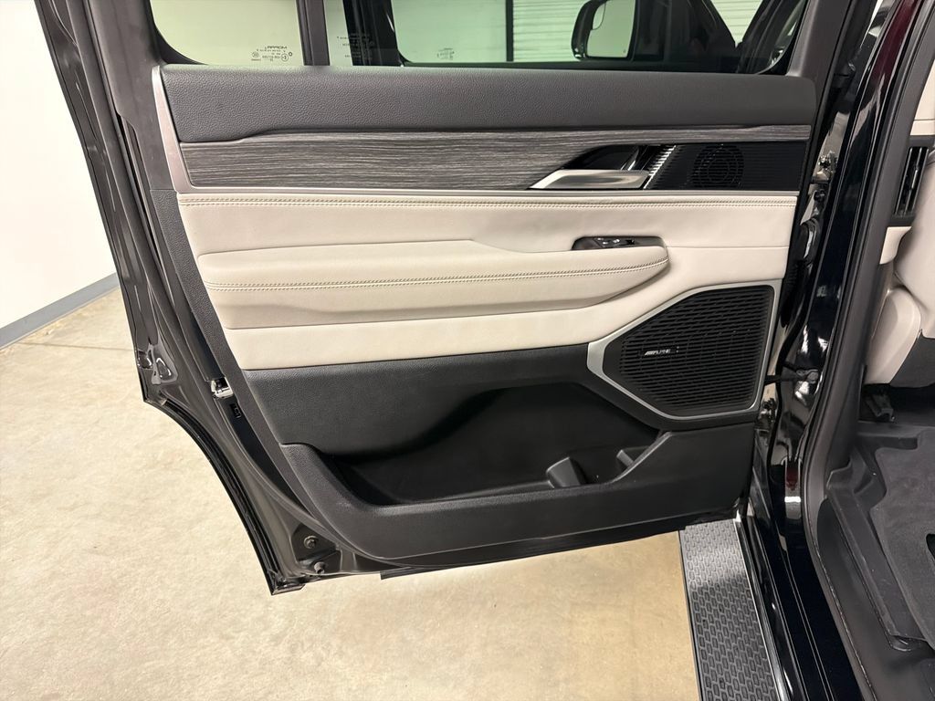 Used 2023 Jeep Wagoneer Series III w/ Preferred Equipment Group RWD image 31