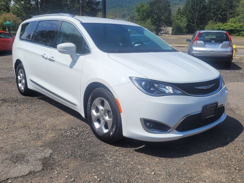 Used 2017 Chrysler Pacifica Touring-L Plus image 2