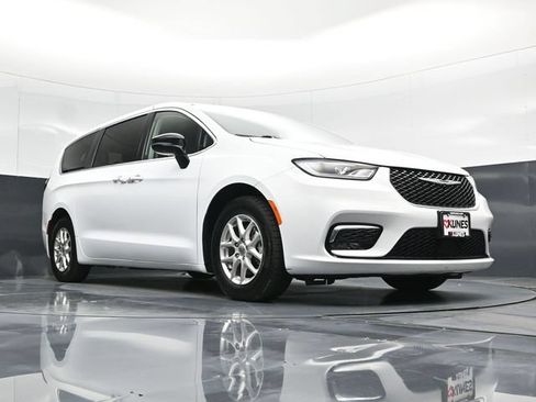 Certified 2024 Chrysler Pacifica Touring-L FWD image 61