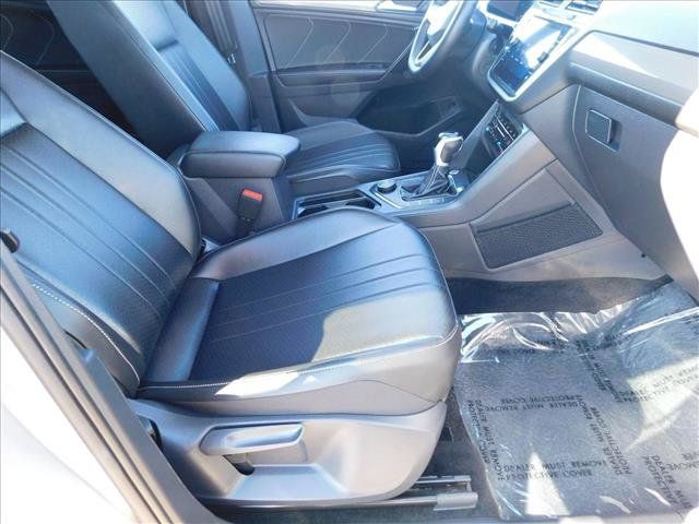 Used 2024 Volkswagen Tiguan SE AWD/4WD image 27